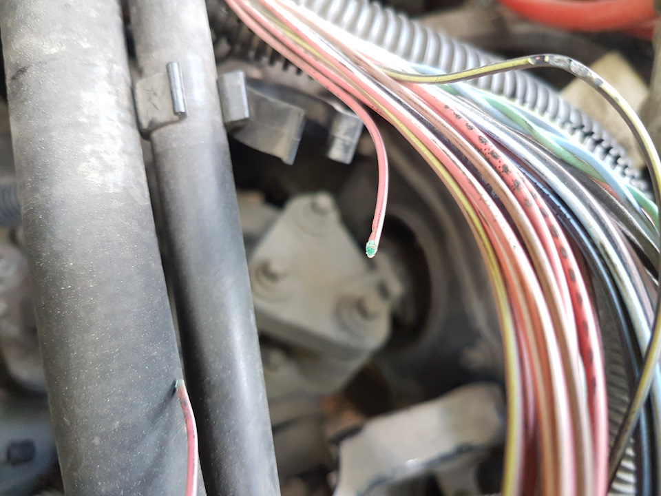 Виден износ изоляции и на других проводах. — Opel Zafira B