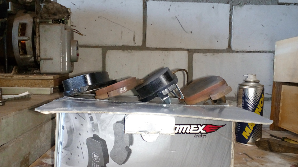 Сравнение старых и новых. Кстати виден кабелёк датчика износа. — Alfa Romeo 156