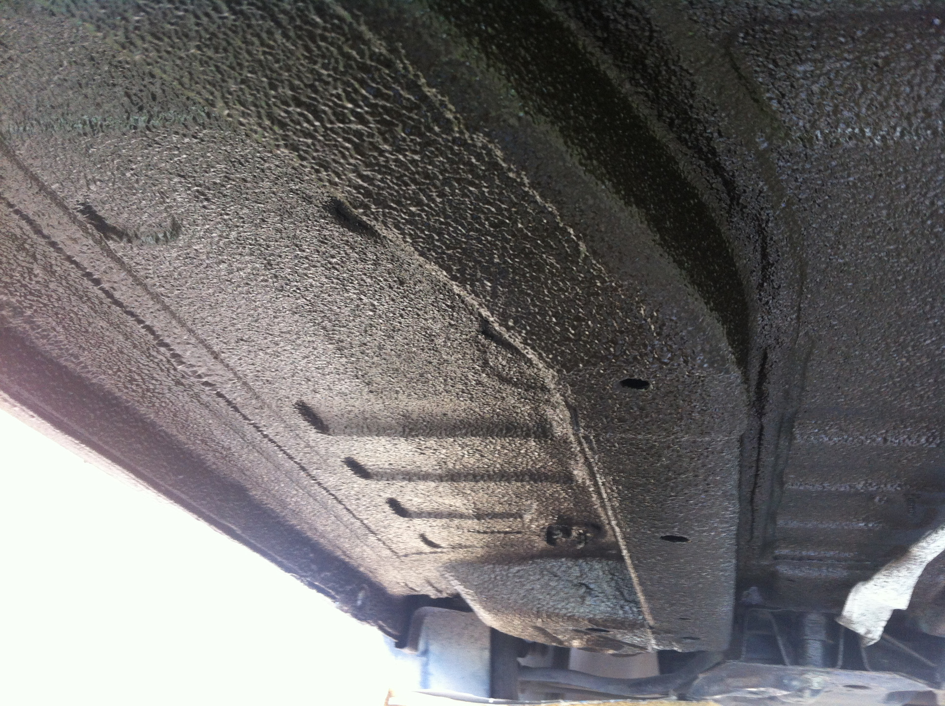 Щель в днище. Дыры в днище ваз 2110. Щель в днище. Трещина на днище автомобиля. Щель в днище.