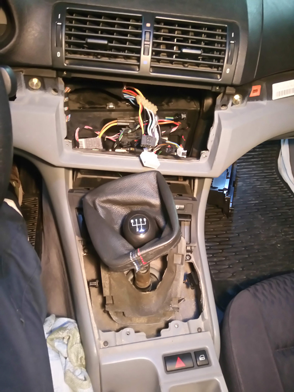 Верхнюю маску получилось снять без изъятия центральных воздуховодов, хоть она и заходит под них. Качество пластмассы позволяет гнуть её в разумных пределах. — BMW 3 series (E46)