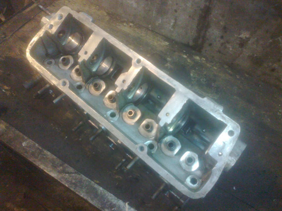 почему тяжко заводится прогретый движок ? и не держит обороты глохнет ...