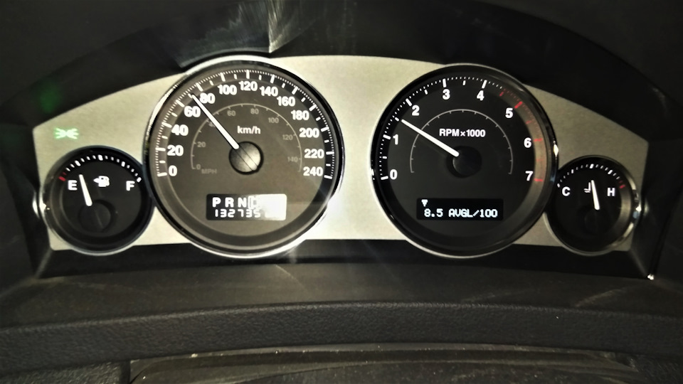 Фото сделано уже на въезде в город — Jeep Grand Cherokee (WK)