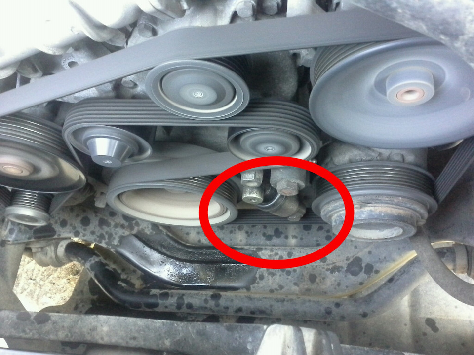 Натяжитель доработан, если присмотреться, то можно увидеть у круга масленку. Но болт уже погнут. Это первый каленый который шел вместе с доработанным натяжителем. Я намного позже понял что новый болт покупать не нужно, достаточно было подложить шайбу, между головкой болта и корпусом, и кривизна ушла бы в другую сторону. — SsangYong Kyron