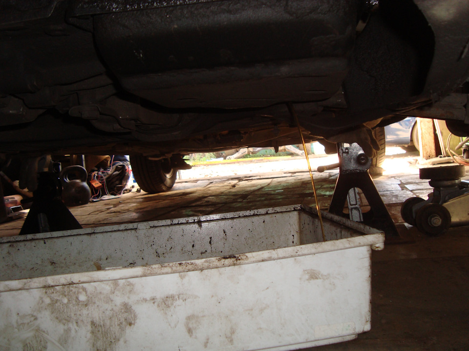 Открутил пробку с картера АКПП, предврительно подвесив Борю на стойках — Volkswagen Bora (1G)