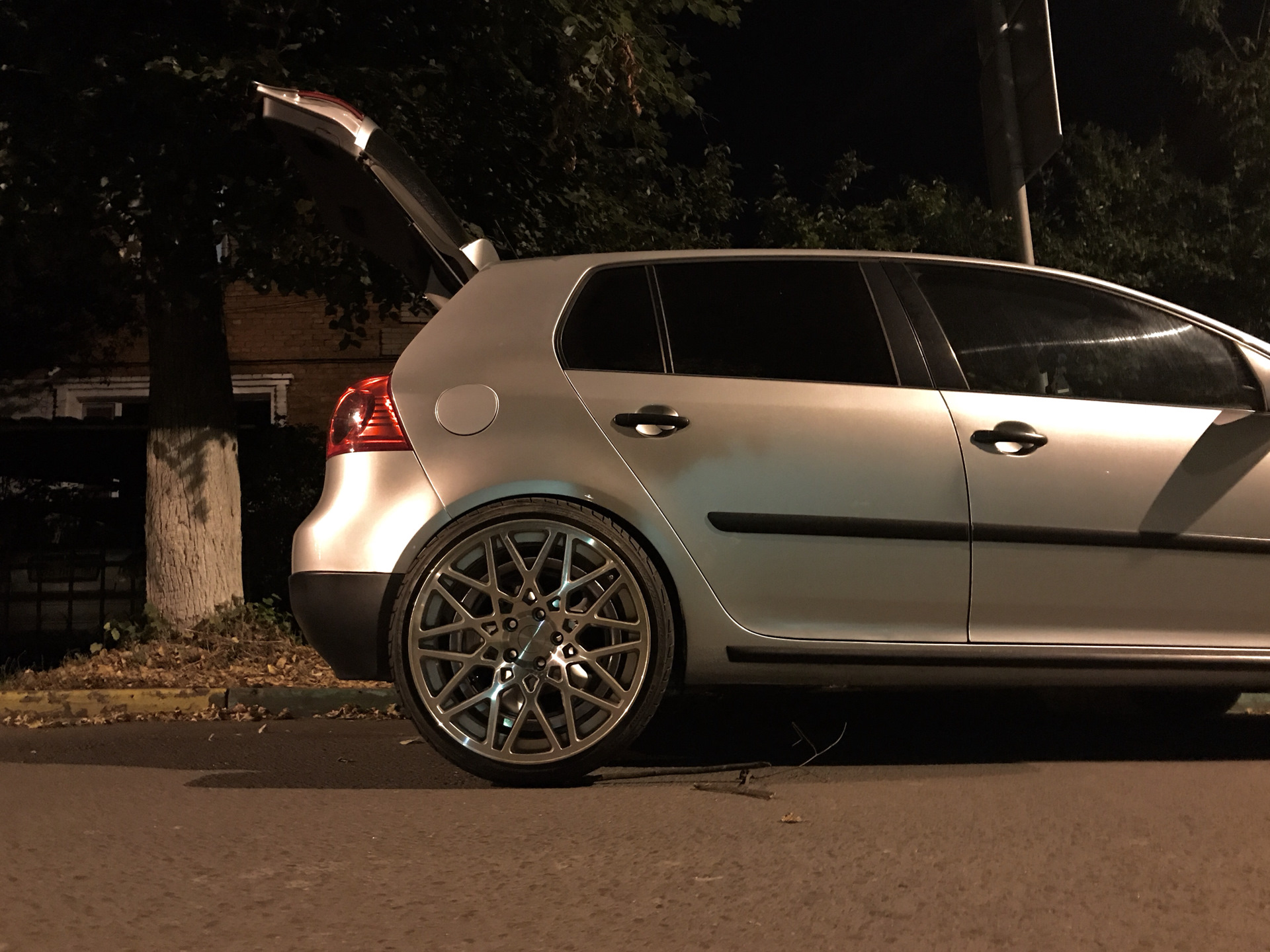 Хаваю диски. Volkswagen Golf mk5 на дисках. VW Golf 5 r19. Rotiform BLQ Golf 6. Rotiform BLQ Golf 5.