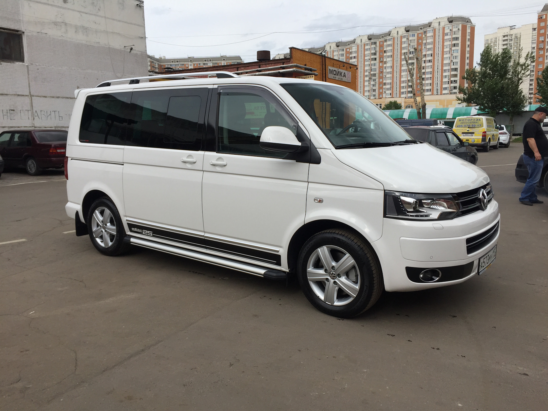 T 5 he. Volkswagen Multivan t5 White. Multivan t5 Edition 25. Фольксваген Мультивен т5 белый. Фольксваген Каравелла т5 белый.