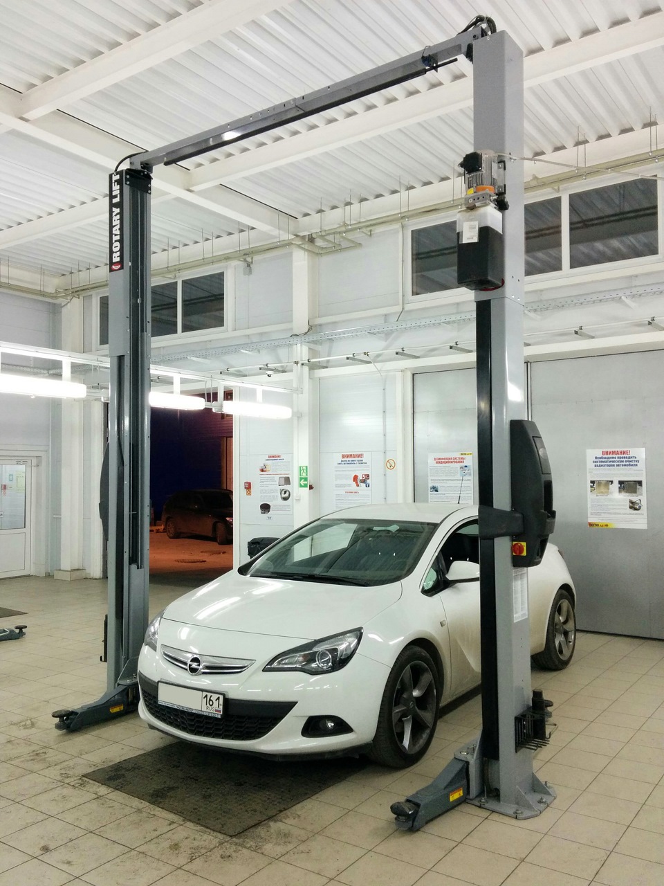 Замена тормозной жидкости — Opel Astra J GTC, 1,4 л, 2013 года | визит ...