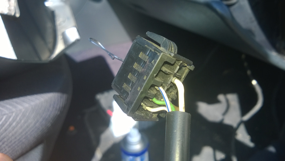 Снятие штекера — Audi 100 (C4)