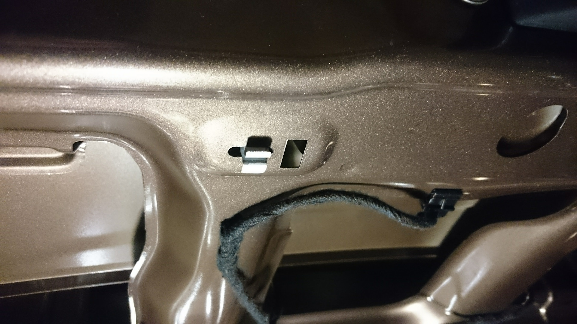 Концевик багажника поло седан 2018 года. Открывание багажника поло седан пружины. Проводка в багажник фольксваген поло седан 2018. Автоматическое открывание багажника polo sedan. Vw polo 2021 электропривод багажника.