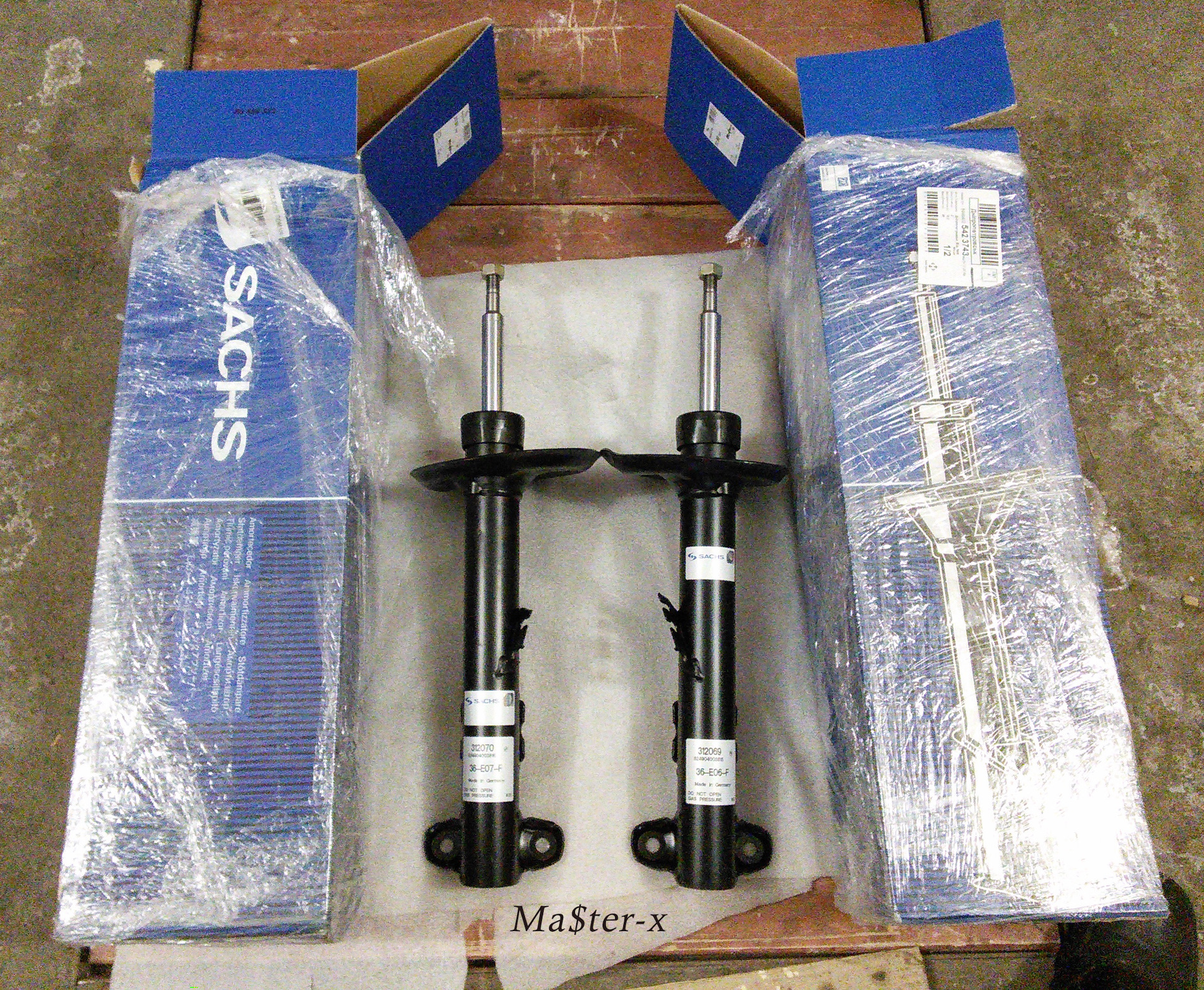 Kyb 341116 амортизатор. 30. Kyb339013 new sr. Стойки амортизатора форд фокус 2. Одинаковые амортизаторы.