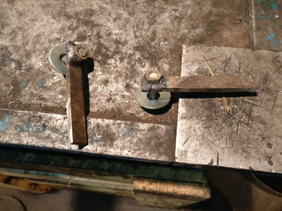 а это уже самодельные закладные с новыми болтами, которые сейчас уже стоят) — Toyota Corolla (140/150)