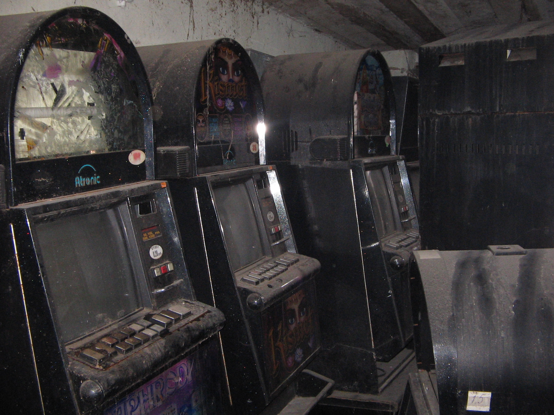 Игровые автоматы 90 е. Заброшенный игровой автомат. Заброшенный зал с игровыми автоматами. Заброшенные игровые аппараты. Игровые автоматы 90х.