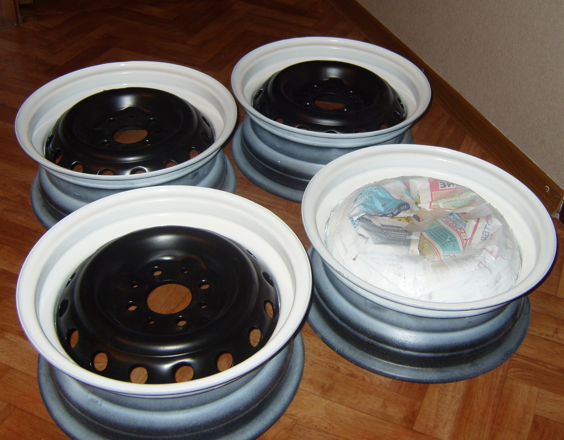 Много использованных дисков. Диск штампованный r15 Нива красим. Красивые штампованные диски. Крашенные штампованные диски. Штампованные диски белого цвета.