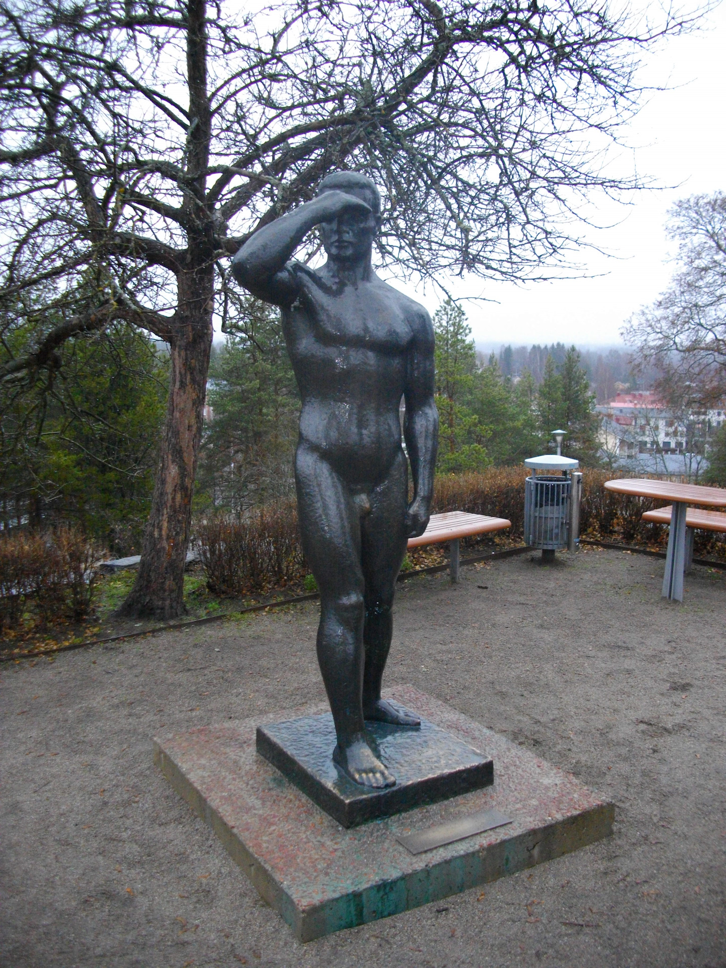 памятник голым мужикам фото 34