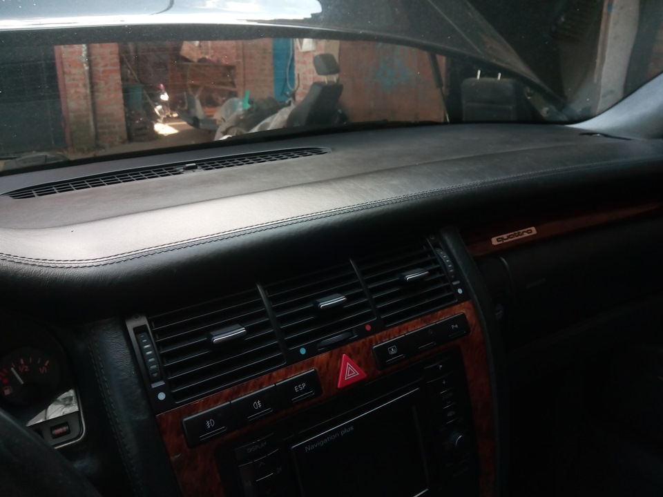 Это еще на машине-доноре — Audi A8 (D2)