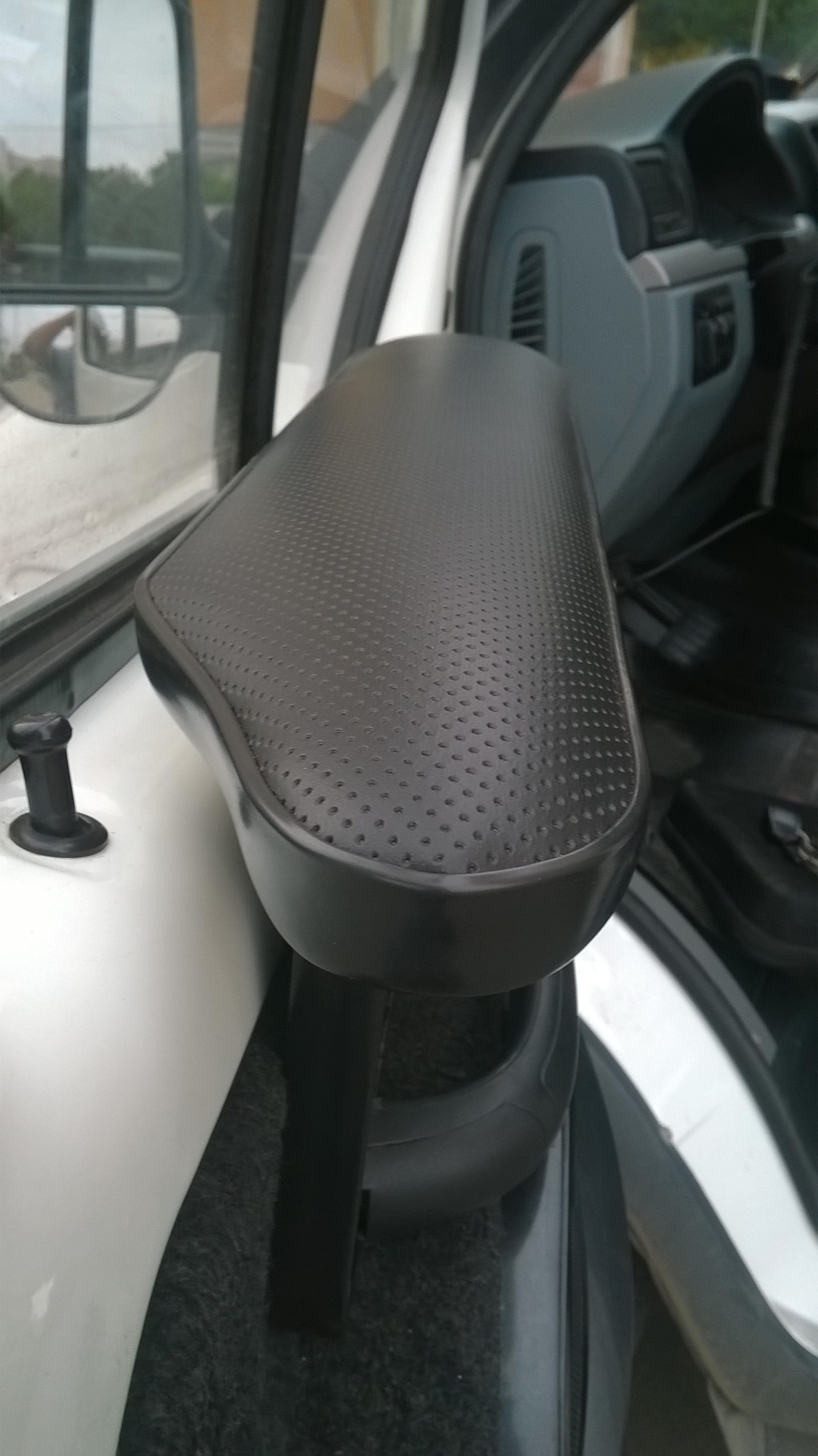 Опоры под подлокотники. Подлокотник под левую руку. Подлокотник под левую руку на дверь. Подлокотник под левую руку газель некст. Подлокотник автомобильный паджеро 4 дополнительный.