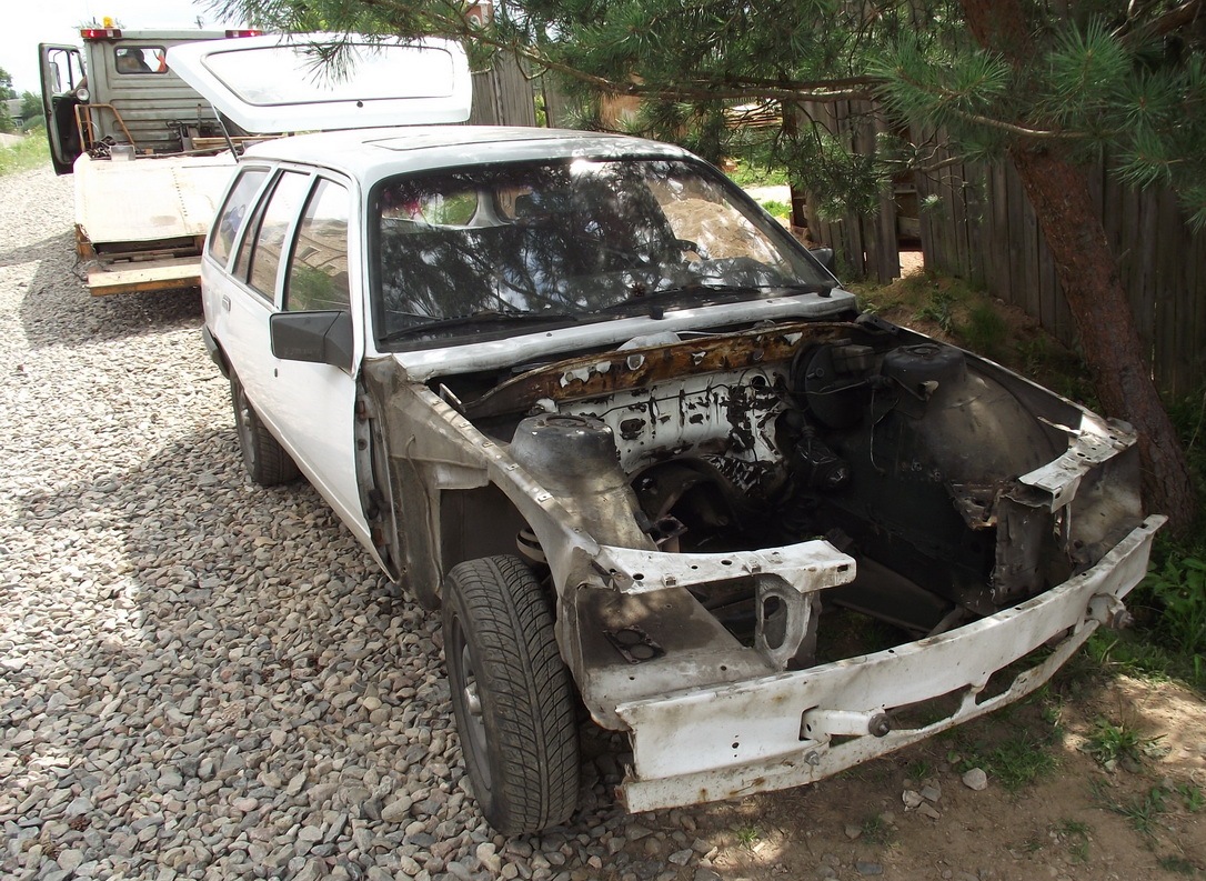 перед погрузкой на эвакуатор, без мотора, кпп и всего лишнего — Opel Rekord E