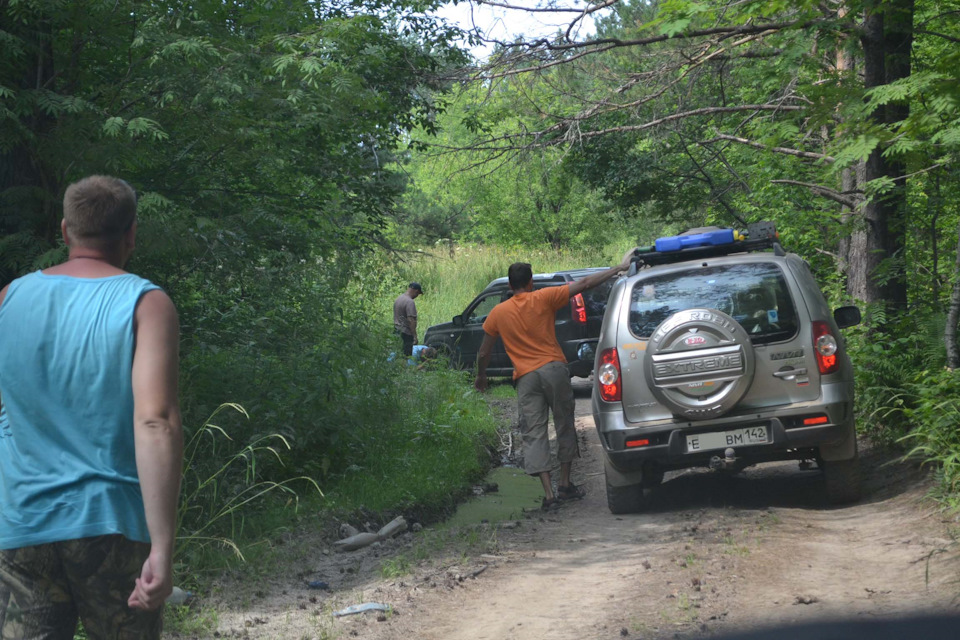 Идем рубить дерево, на которое х-трэйл наехал съезжая на обочину, чтобы встречную машину пропустить, и засел — сучья проскочили между защитами днища и заякорили машину — Mitsubishi Pajero Sport (2G)