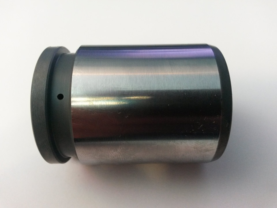 Поршень тормозного суппорта крайслер вояджер 4 trw 64мм. Поршень суппорта крайслер 64мм. Поршень заднего. Тормозные поршни трекер 2. Поршень заднего суппорта фора а21.