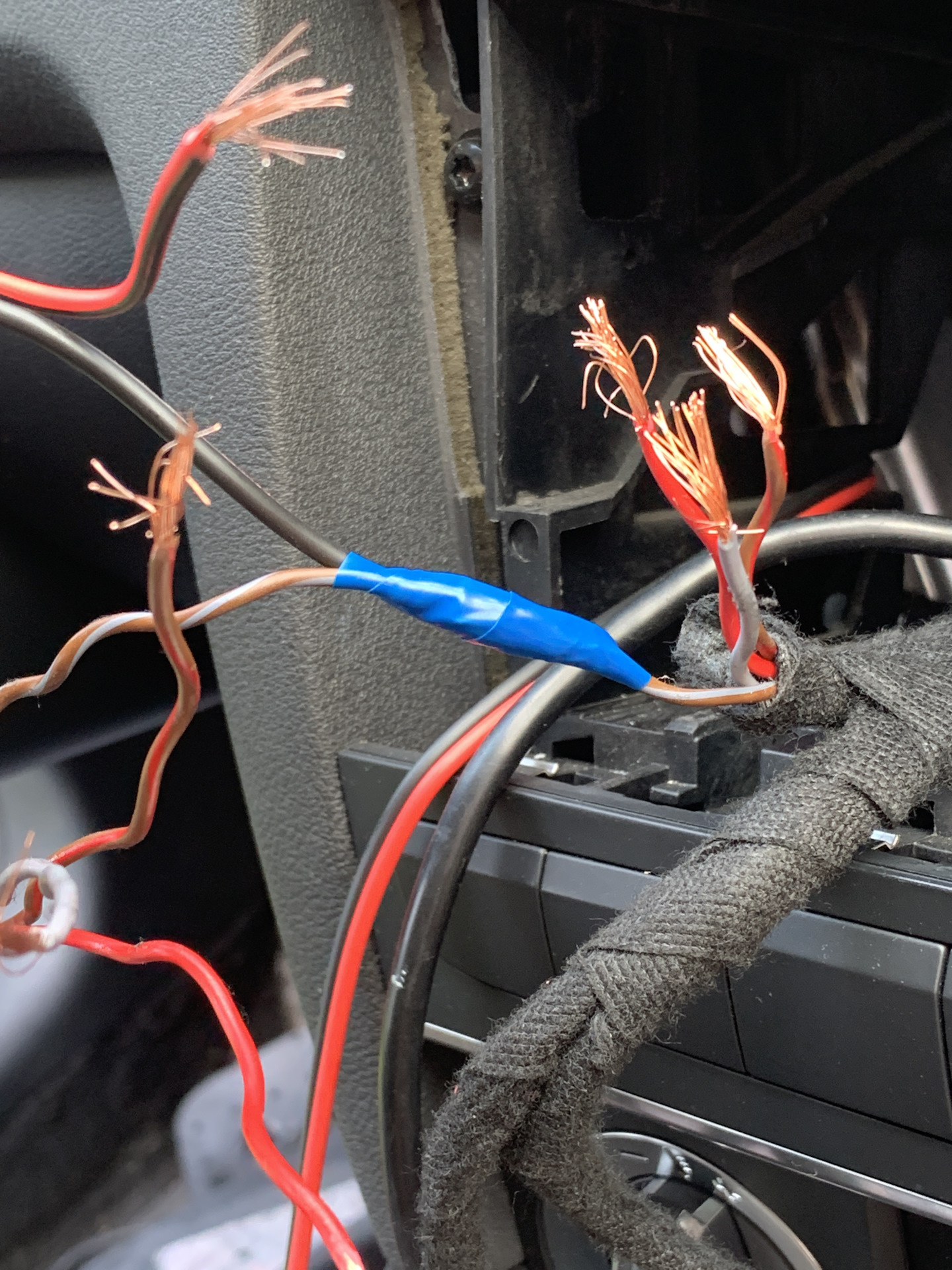 провода на задние колонки. мазда 3 провод на динамики. штатные провода на динамики 2114. штатный разъем на колонки пежо партнер. провода на задние колонки.