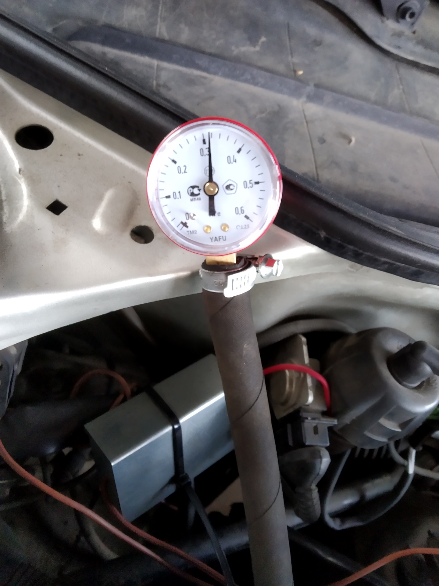 Скачет давление масла. Ауди а6 с5 замер давления топлива. Замер давления топлива Ауди 100 с4 2.3 Aar. Замер давления топлива Ауди 100 2.6. Volkswagen Polo 2011 замер давления топлива.