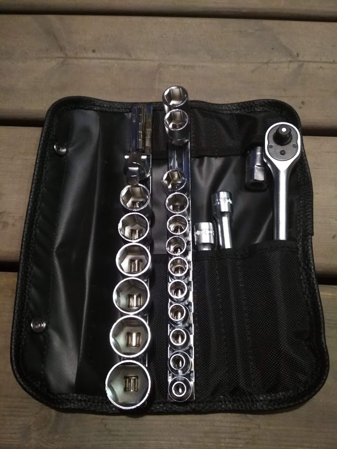 Почти весь набор перекочевал в сумку. За бортом осталась свечная головка под 21, и высокие головки. Для них прикуплю отдельную планку и положу в карман большой скрутки. Но есть у сумки минус — карман для свечной головки сделан очень странной формы. Он широкий и мелкий. Головка в нём болтается абы-как, фиксация очень условная — Suzuki Jimny (1G)