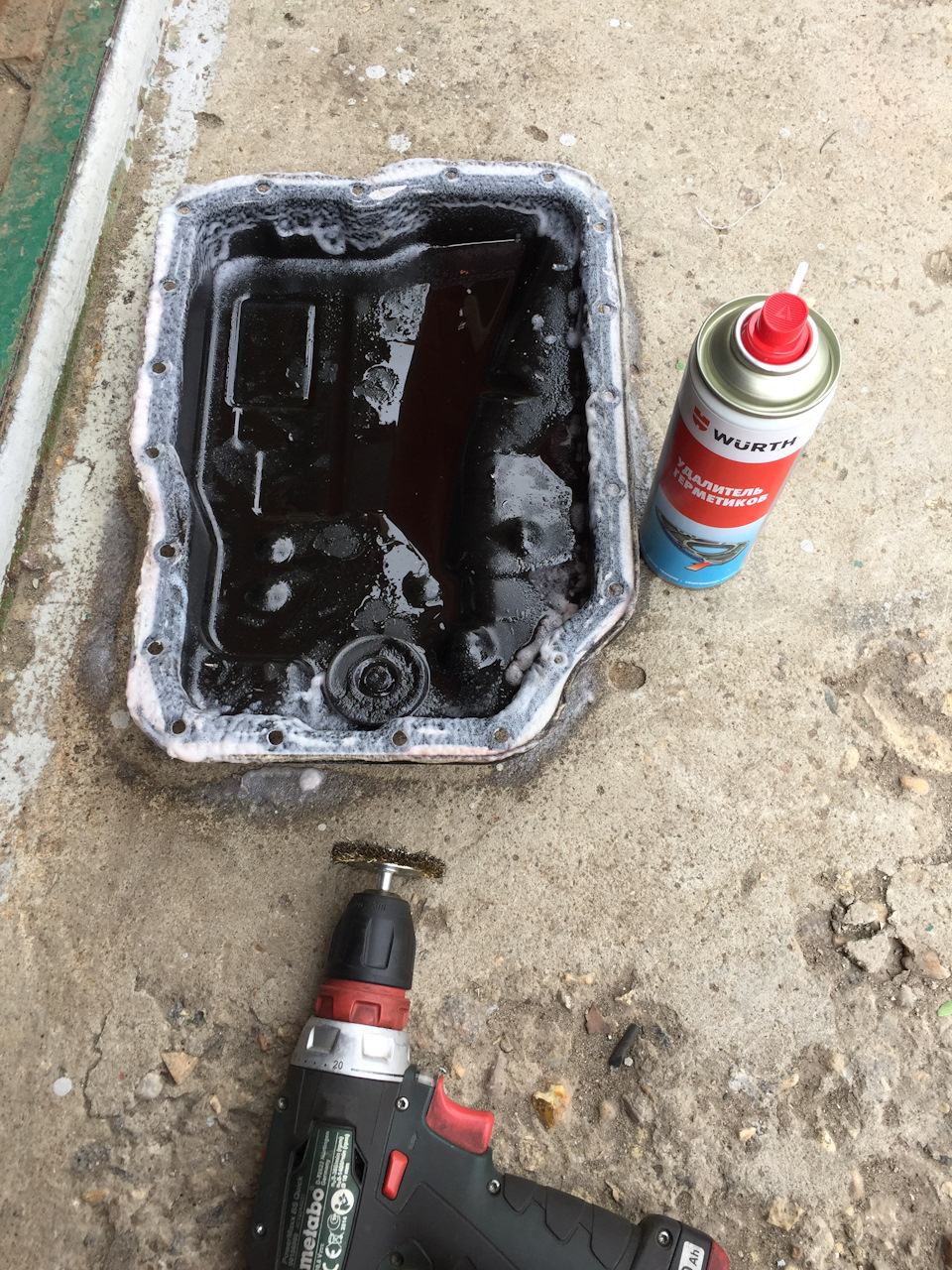 с помощью удалителя герметика, щетки и скотч брайта очищаем поддон от старого герметика, затем тщательно моем его и магнит с помощью очистителя тормозов, или подобной жидкости — Ford Focus Hatchback II