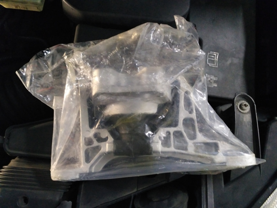 Замена верхней подушки двигателя — Ford C-Max I, 1,8 л, 2008 года ...