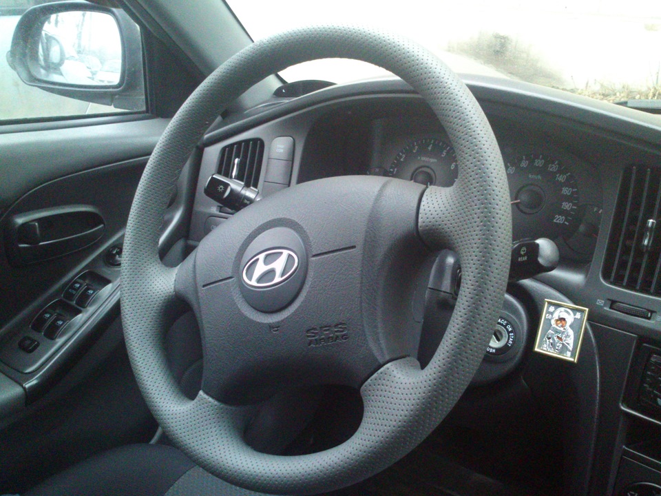 Перетяжка руля и подлокотника кожей — Hyundai Elantra (3G), 1,8 л, 2005 ...