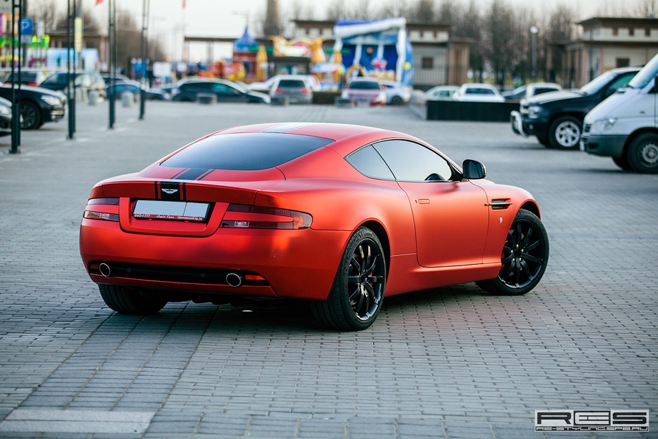 Aston Martin db9 красный