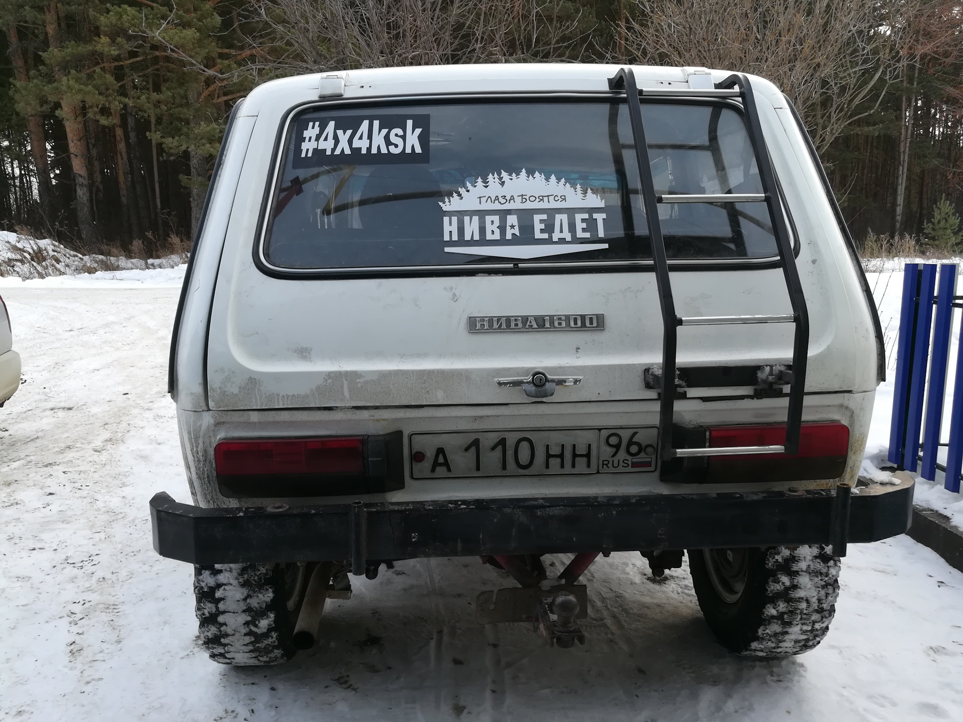 Нива едет. Наклейки на ниву 4х4. Наклейка на ниву 4 WD.