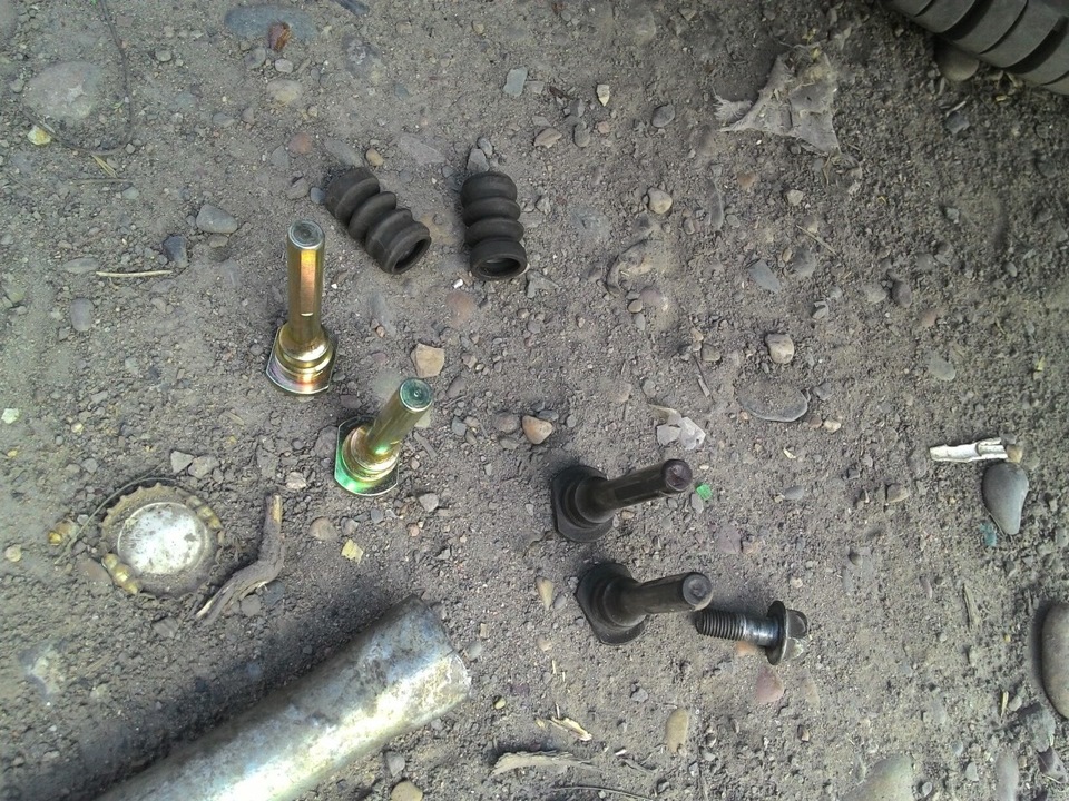 Замена направляющих в тормозных колодках — Nissan Pulsar (N15), 1,5 л ...