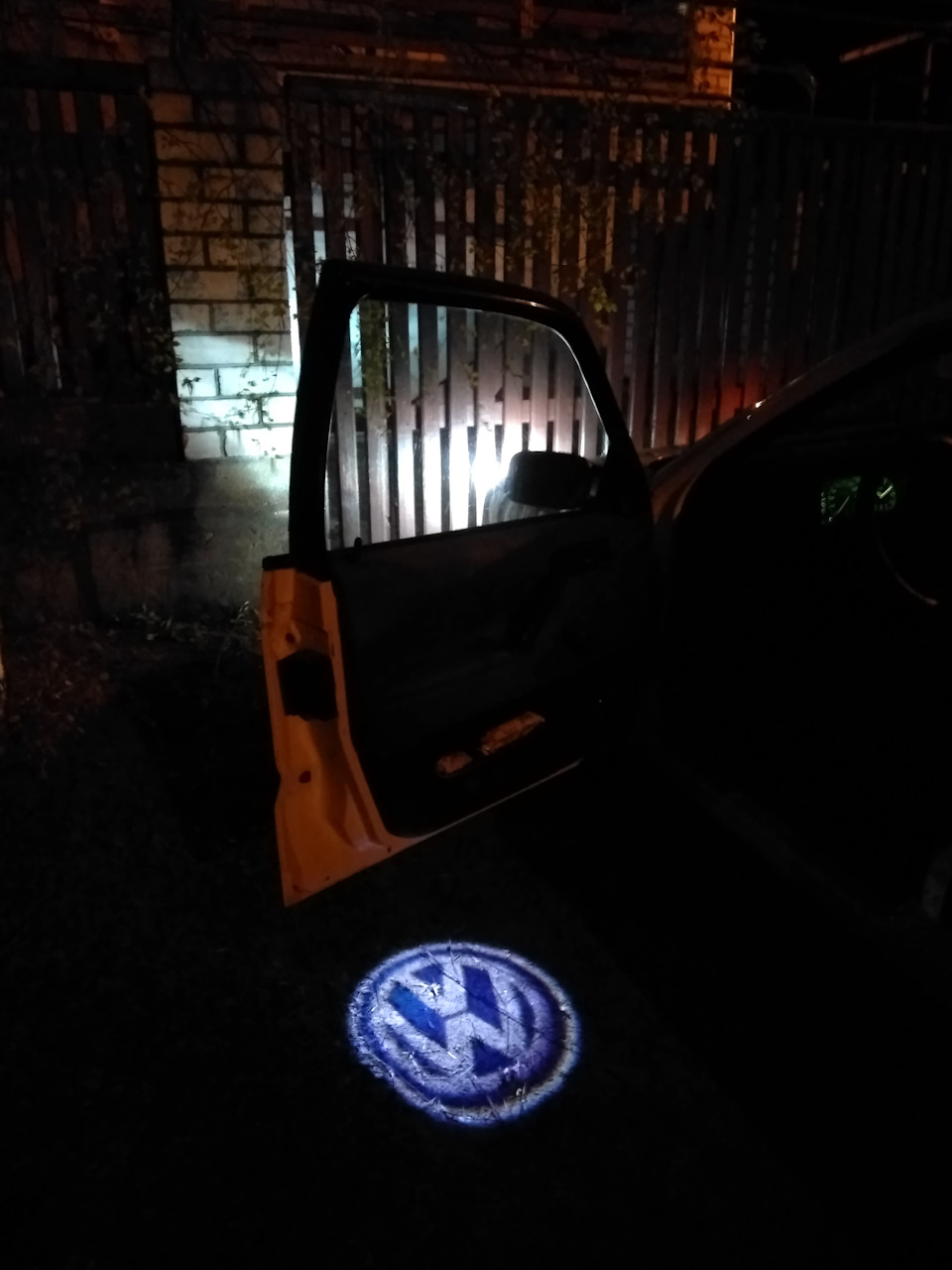Подсветка в виде эмблемы — Volkswagen Passat B3, 1,8 л, 1993 года ...