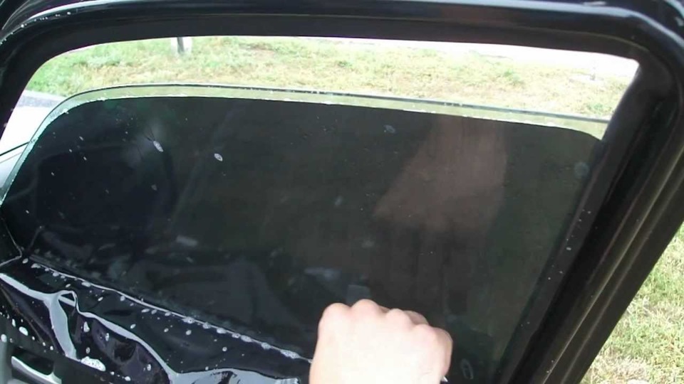 Пластиковая тонировка. Ман с тонировкой боковых стекол. Съемная тонировка передних стекол. Что такое съемная тонировка автомобиля. Съемная тонировка 2022.