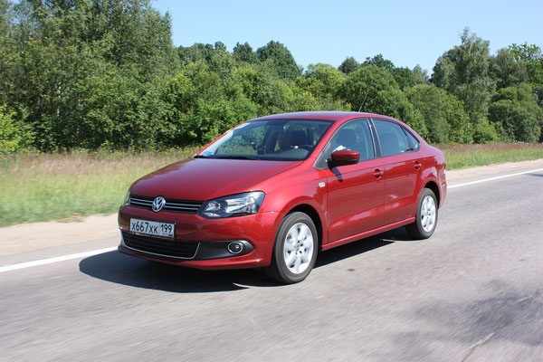 VW Polo sedan 2014 красная