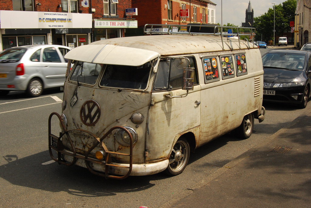 T 2 1 3. VW t2restomod. Автомобиль Volkswagen t2 1988 года. Каир VW t2. VW t2 почта.