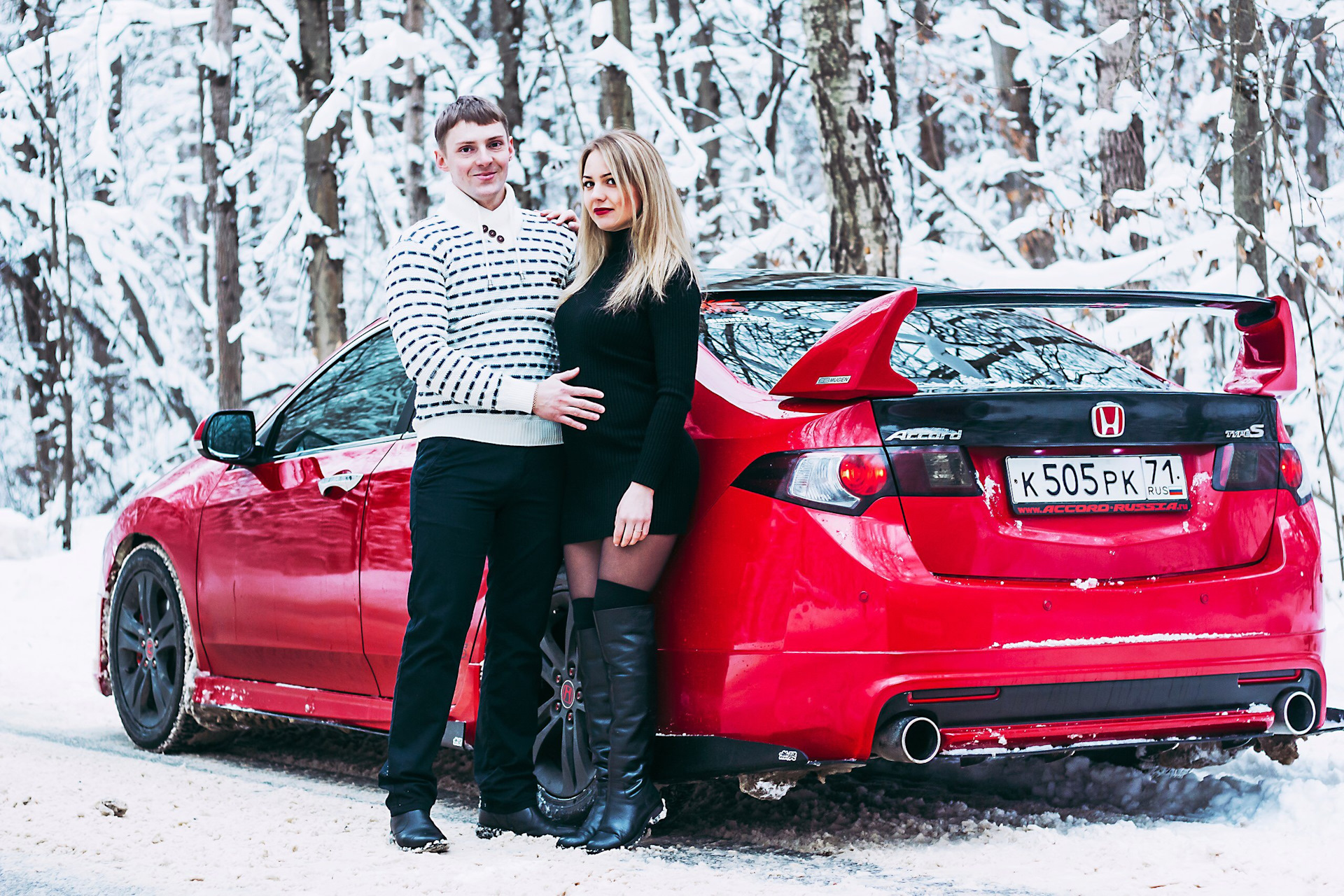Мужчины машина и жена. Пара возле машины. Фотосессия с машиной зимой. Парень с девушкой возле авто. Фотосессия пары около машины.