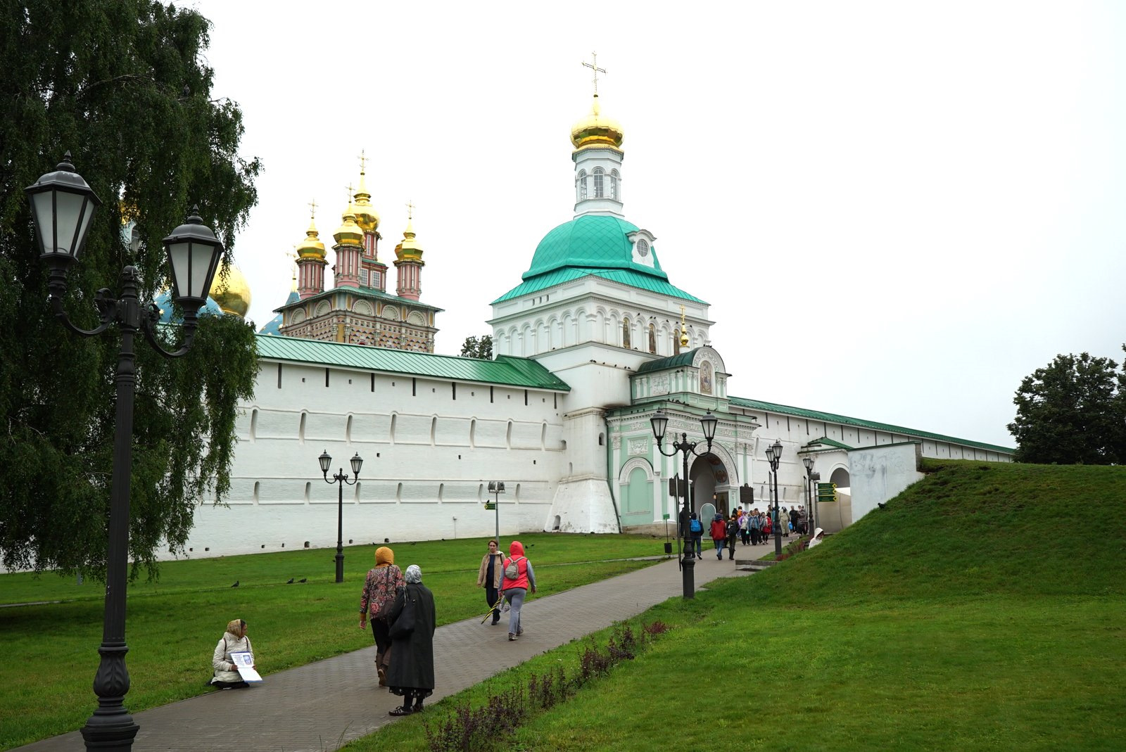 Сергиев посад официально. Троице-Сергиева Лавра Сергиев Посад вход. Сергиев Посад дорога в Лавру. Лабиринты Троице Сергиева Лавра. Парк отдыха в Лавре Сергиев Посад.