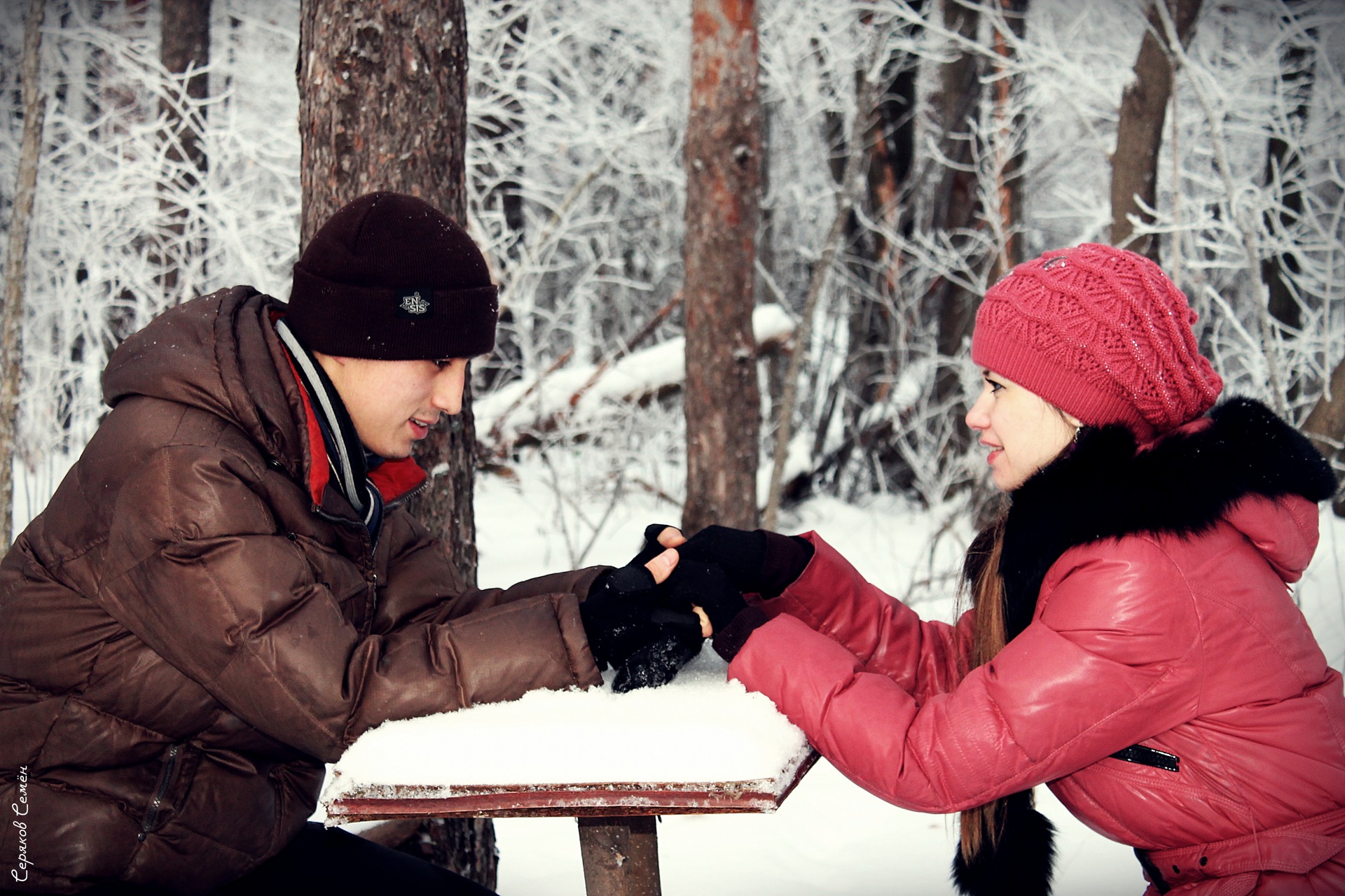 Winter together. Зимние отношения. Двое в зимнем лесу. Двое на улице зимой. Вместе зимой.