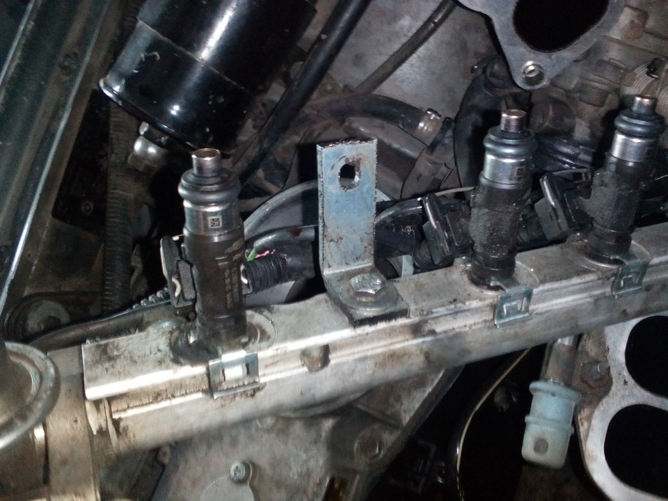 Подсос воздуха через форсунки симптомы. Подсос в форсунках симптомы. Подсос воздуха через форсунки симптомы. Втулка форсунки лискар на ауди. Подсос воздуха во впускном коллекторе симптомы.
