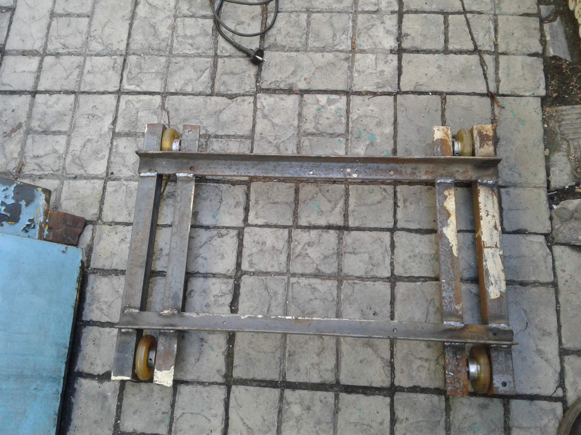 Укосины для фиксации откидных столиков