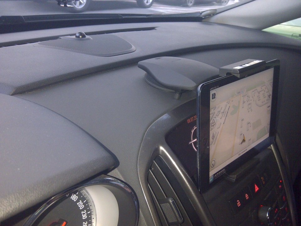 Экран на торпеде. Opel Astra j держатель для планшета. IPAD В Торпедо Opel Astra h.