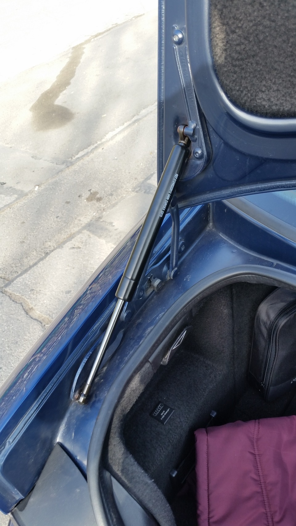 Замена амортизаторов багажника — BMW 5 series (E39), 4,4 л, 2001 года ...