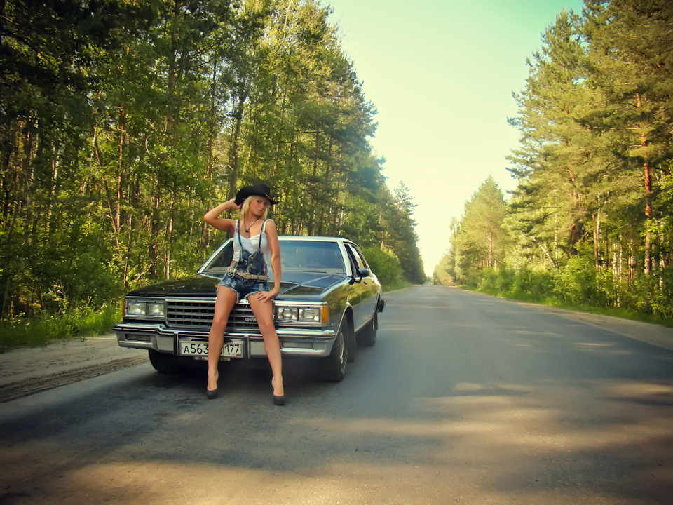 Девушка 1984 года. Лето 84 Льюис. Chevrolet Caprice and girl. Chevrolet Caprice drive2.