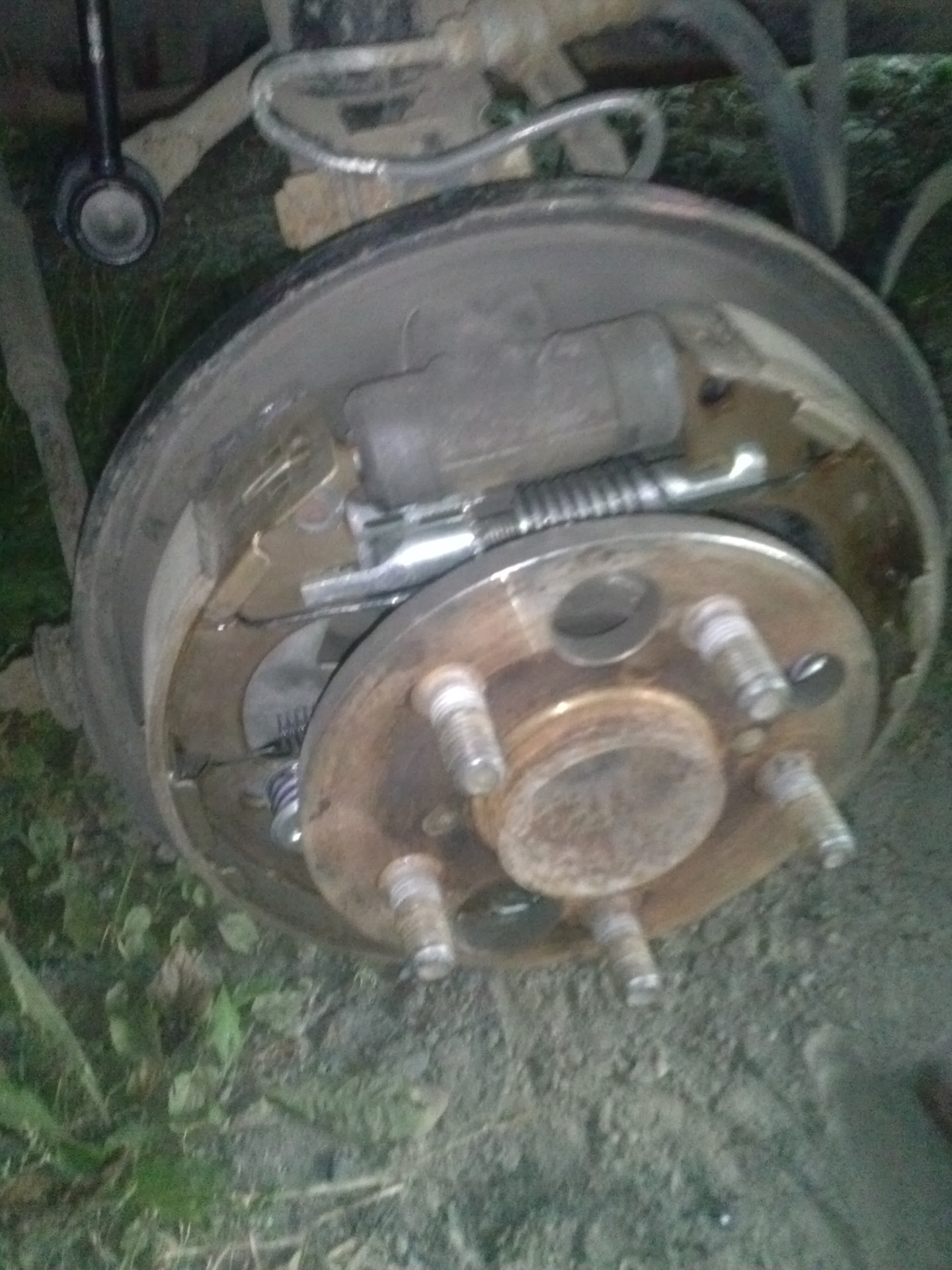 Замена задних барабанных колодок. — Toyota Carina (7G), 1,5 л, 1997 ...