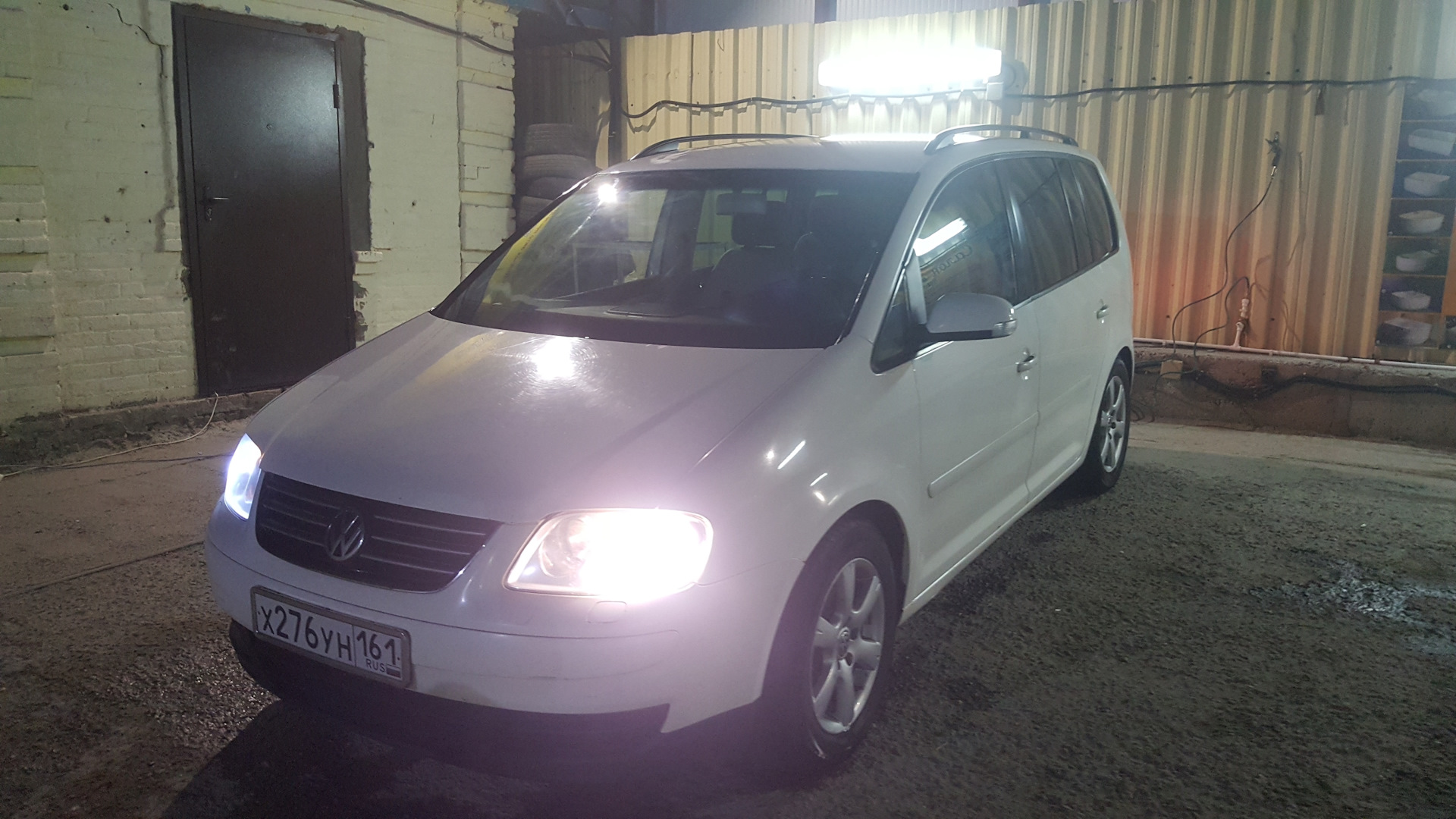 Volkswagen touran как поменять лампочку Мойка и замена ламп ксенона - Volkswagen Touran (1G), 2 л, 2004 года своими рука