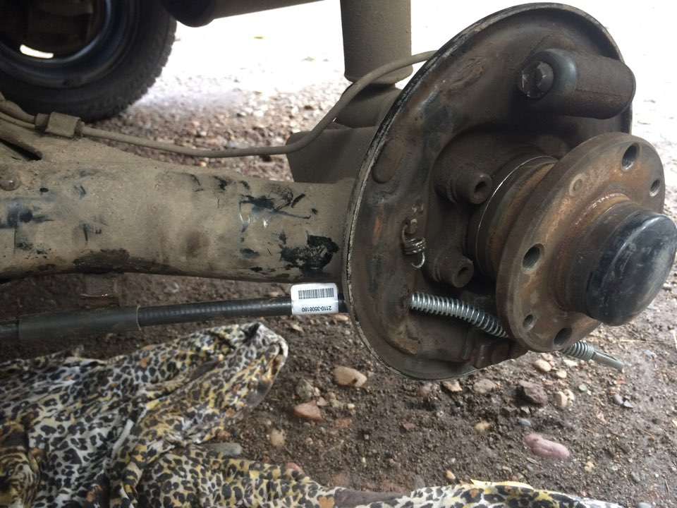 Замена тросиков стояночного тормоза (ручник) — Lada 2114, 1,6 л, 2013 ...