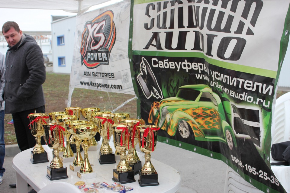 Сабвуфер урал 32. Купил саб на блэк раша. Короб стелс bmw f10. Выбери саб. Саб раша.