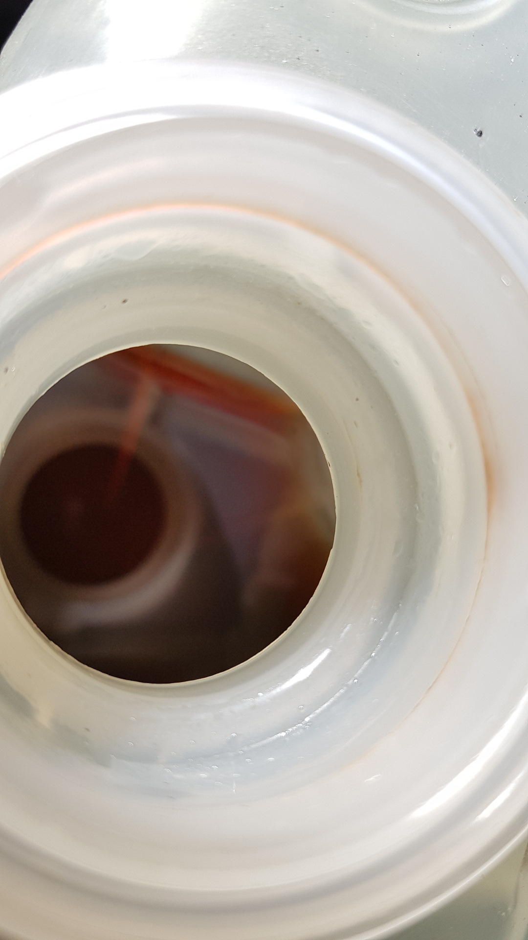 масло в антифризе поло седан 1. пузырьки в расширительном бачке. ржавчина в расширительном бачке ваз 2107. потемнел антифриз. ваз 2110 антифриз ржавый.