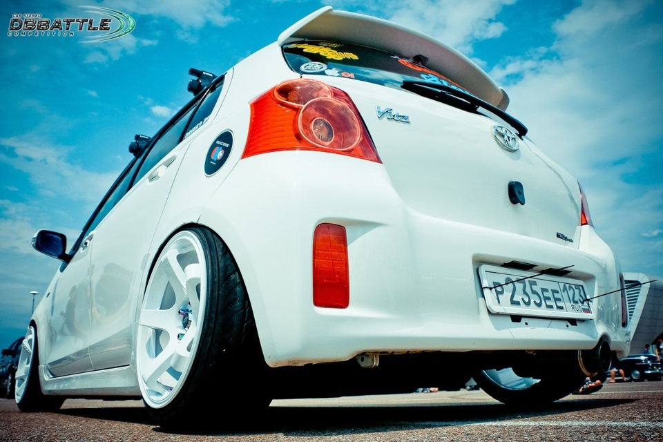 Toyota Vitz 2001 White stance